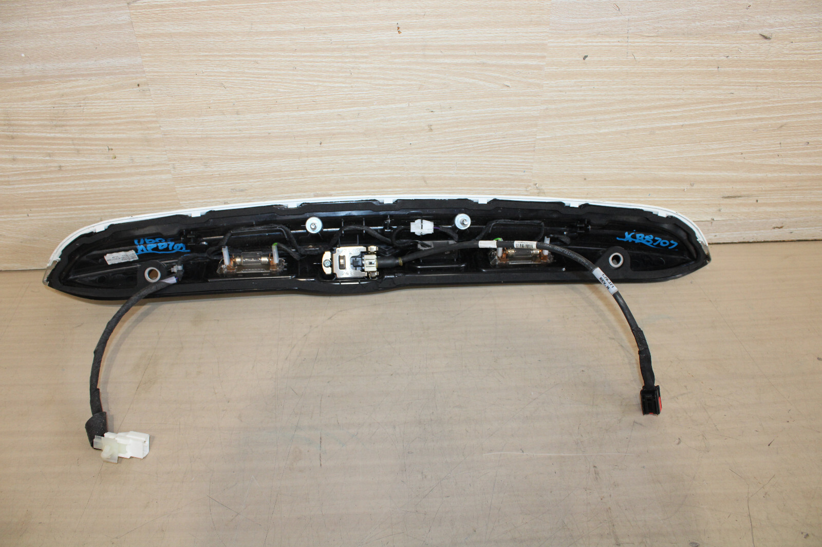 14-22 MASERATI GHIBLI DECKLID TRUNK LID MOLDING + CAMERA WHITE OEM EXCELLENT