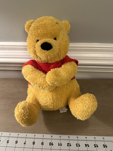 Peluche Hallmark Winnie The Pooh 12” y piel peluda de lechón exclusiva de Disney Store - Imagen 4 de 15