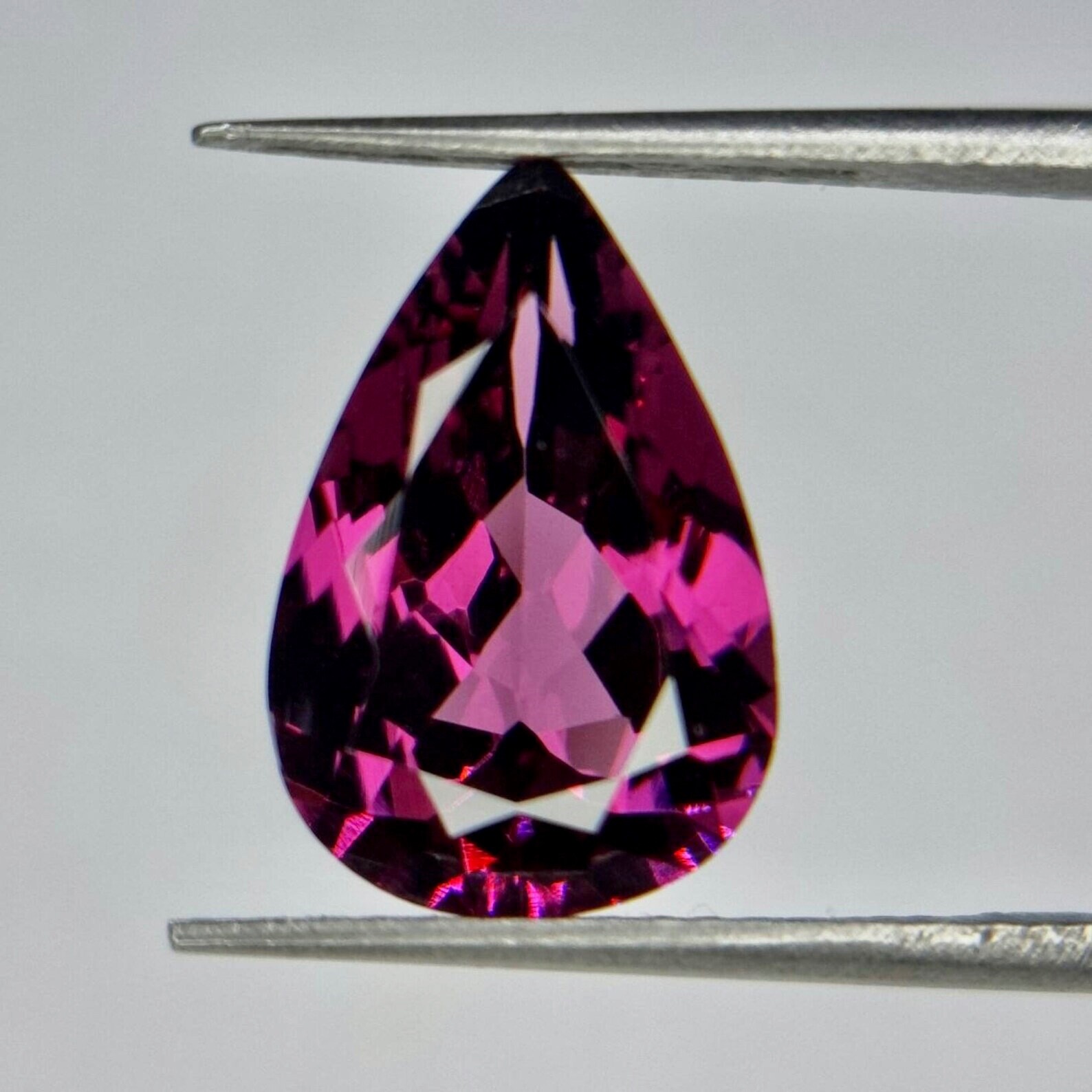 Grenat Rhodolite de 2.19 cts en pierre précieuse certifiée éclat rose violacé