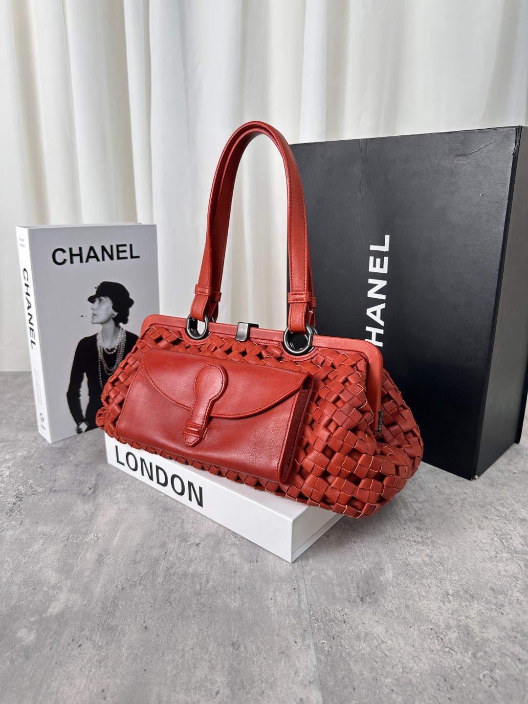 BOTTEGA VENETA Intrecciato Kiss Lock Leather Handbag thumbnail 4