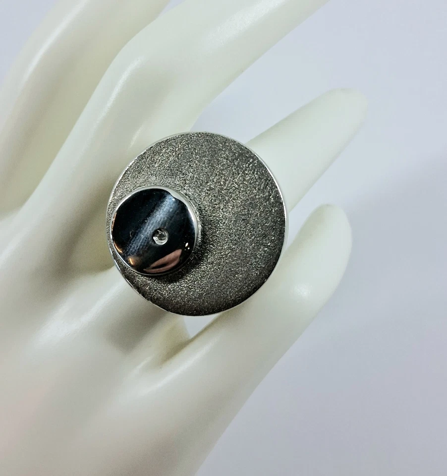 Anello in argento 925 rodiato da 30 g con disco satinato e lucido con diamante  - Immagine 2 di 4