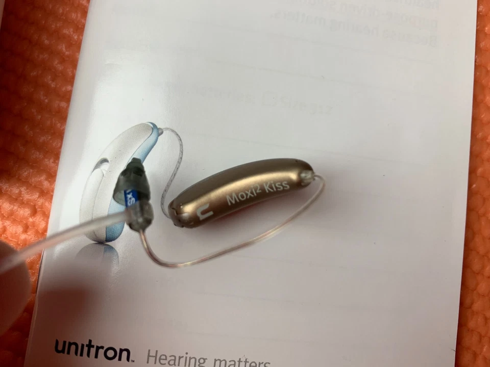Audífono UNITRON Moxi 2 Kiss Left Behind the Ear (BTE) + Accesorios - MiE Foto 3 de 4