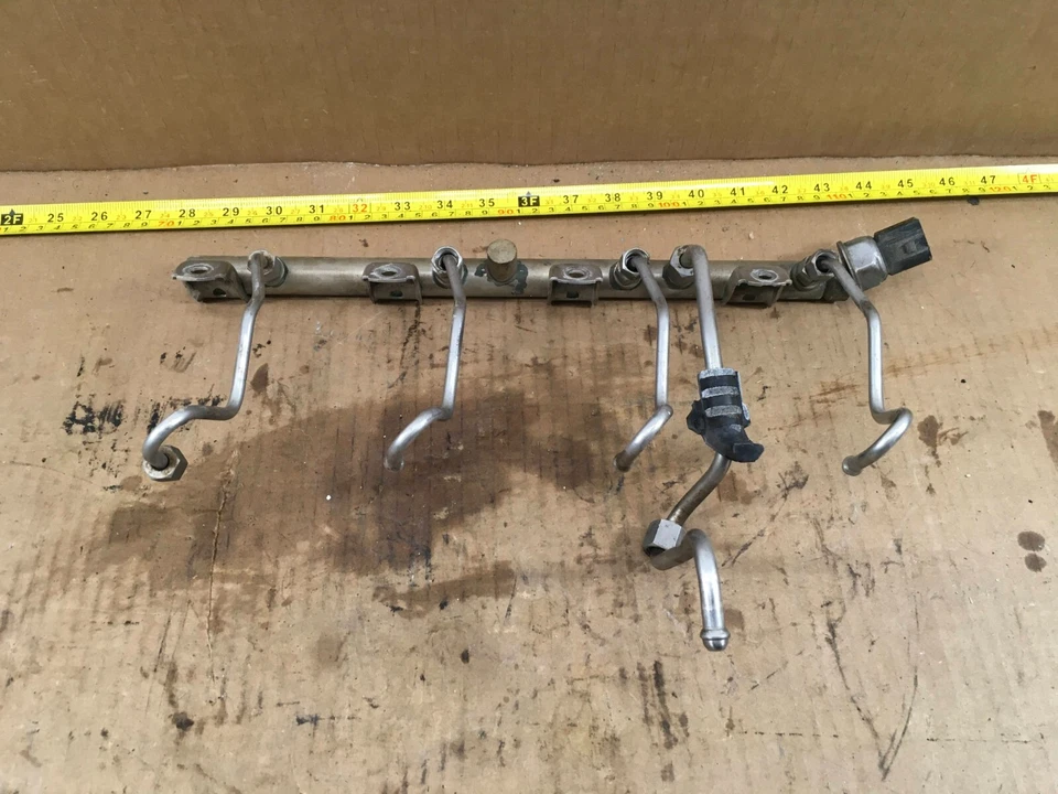 Línea de inyector de riel de combustible izquierdo BMW X5 2008-2013 OEM. Foto 3 de 4