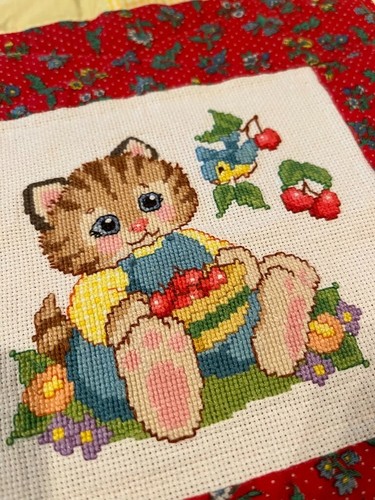 Quilted KId's Blanket or wall hanging, kitten in the middle, red, green, yellow, - Picture 2 of 7