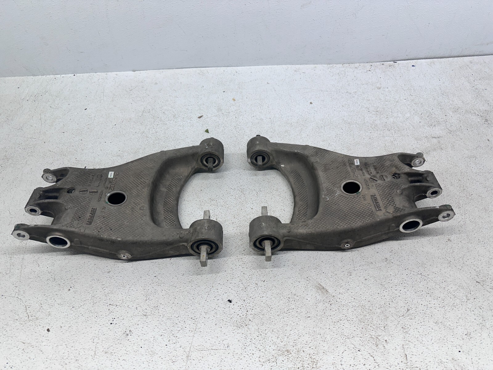 Rear Right Left Lower Control Arm 245703 245702 Ferrari California T 2015-2018
