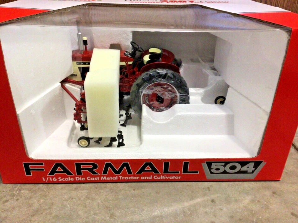 Tractor Farmall 504 1/16 y cultivador 468 2007 tractor de exhibición de juguetes de verano Foto 3 de 4
