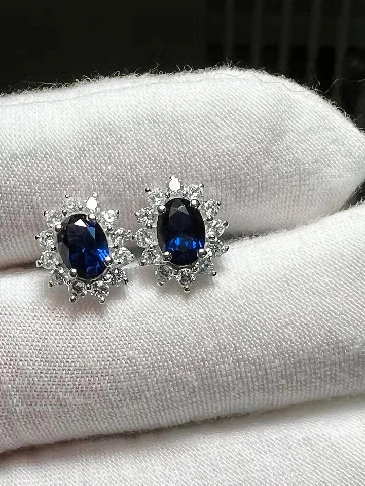 Pendiente de diamantes de zafiro azul natural de corte ovalado de 4,00 quilates de oro blanco de 14 quilates Foto 2 de 4