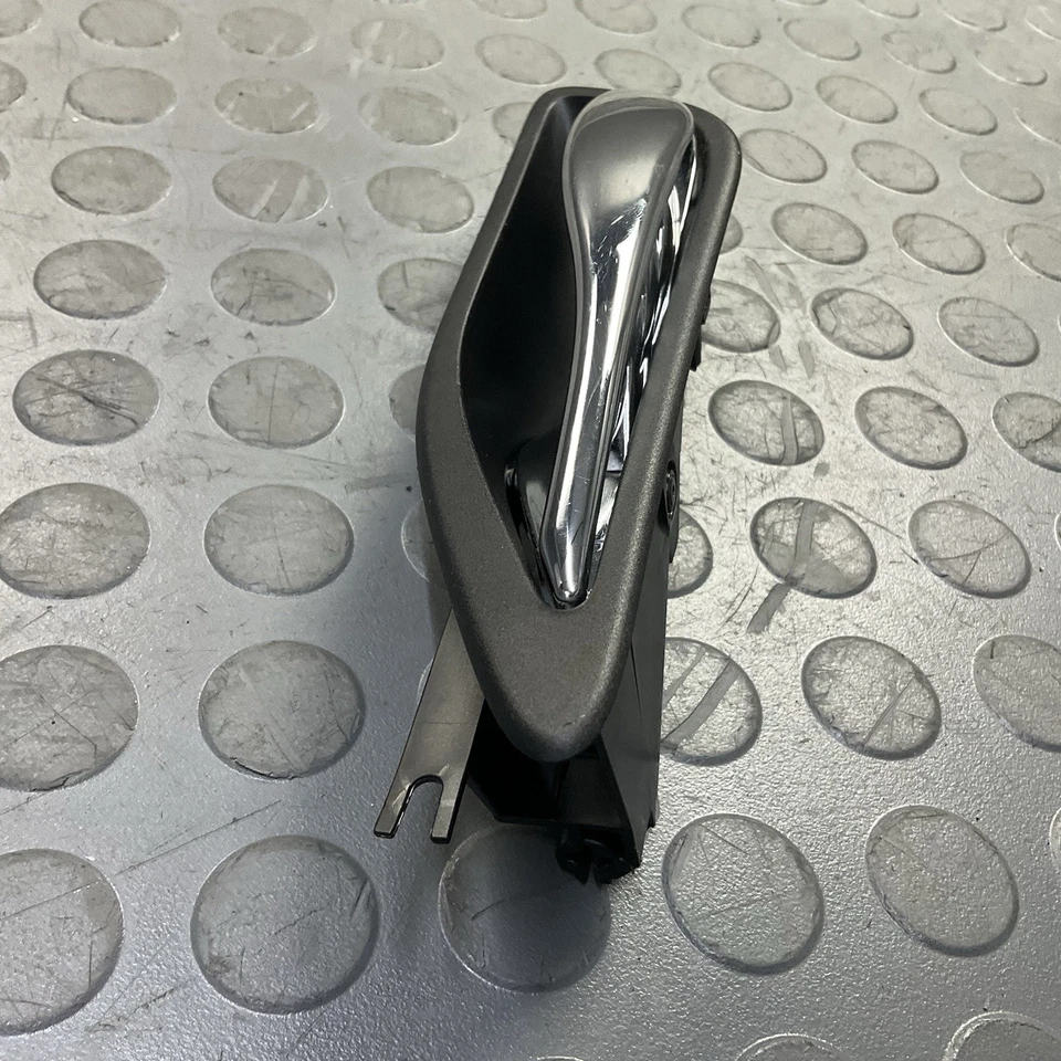 Cadillac SRX 2010-2016 manija de puerta interior del lado del conductor trasera izquierda OEM Foto 4 de 4