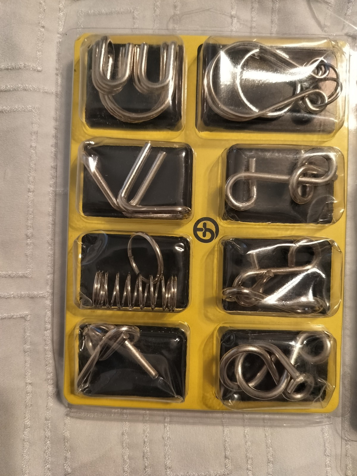 32 Metal Wire Puzzles Brain Teasers New In Box With Solution Cards