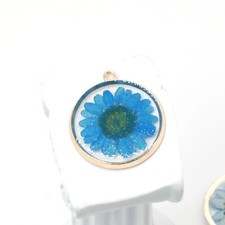 Clearance 4PCS Gold Tone Dried Daisy Flower glitter Resin Round Pendant GBY1048