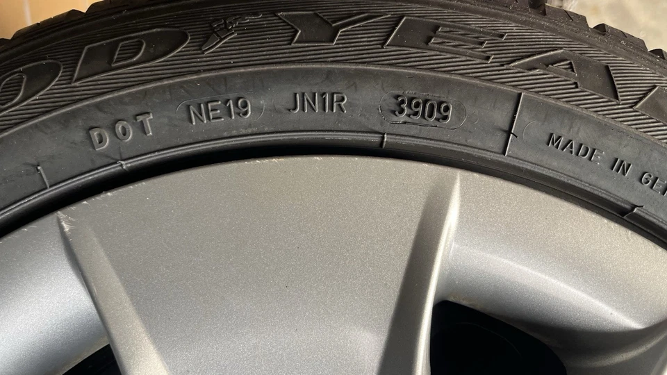 Original BMW 1er  Winterreifen 195/55R16 Goodyear Sensoren Winter - Bild 3 von 4