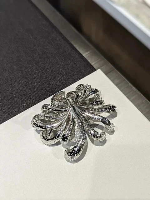 Broche broche flor pétalo esmeralda 3 quilates corte ceniza creado en laboratorio chapado en oro blanco de 14 quilates Foto 4 de 4