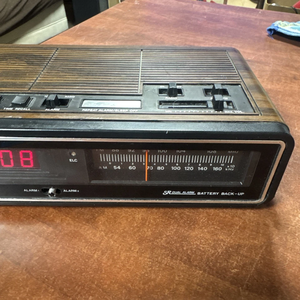 Vintage Sears AM/FM Dual Alarm Radial Dial Battery Back Up Clock Radio - Image 3 of 4