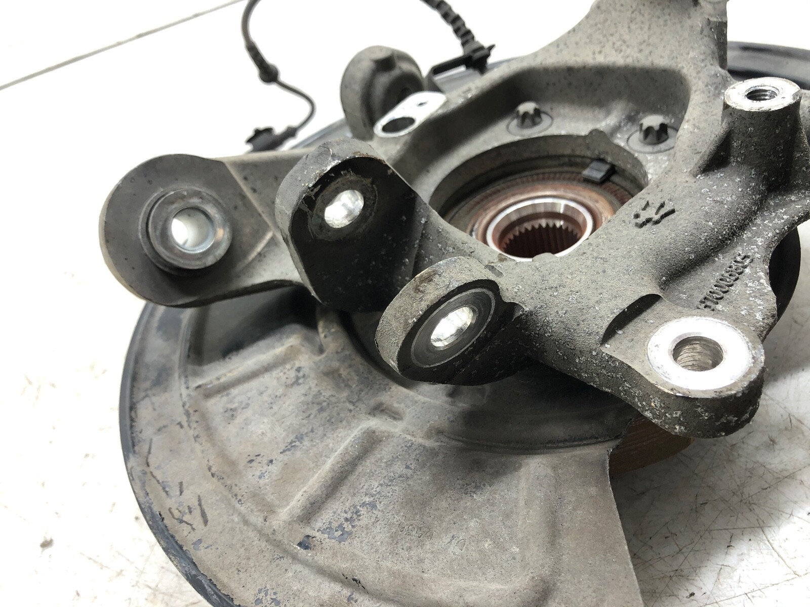 2014-2020 MASERATI GHIBLI 3.0L V6 RWD LEFT DRIVER REAR SPINDLE KNUCKLE HUB OEM.