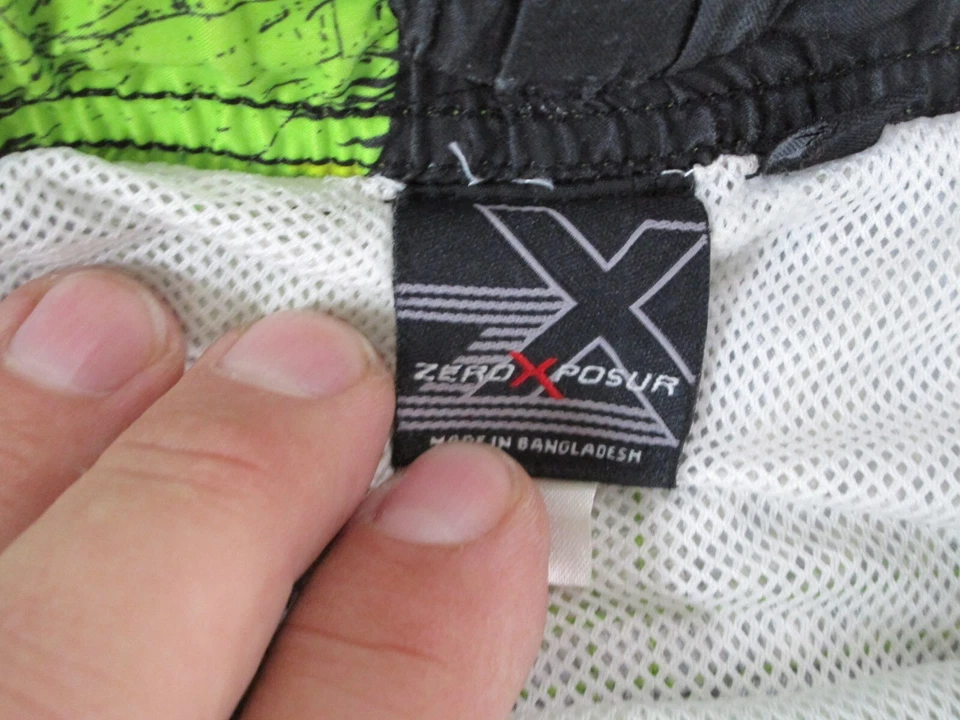 Pantalones cortos de natación Zeroxposur Board Shorts para niños medianos negros verdes Foto 2 de 4