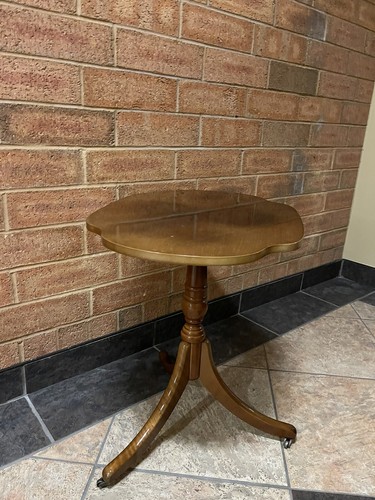 Vintage BOMBAY Company Wooden Pedestal Clover Side Table w/wheels 23" tall - Picture 18 of 23