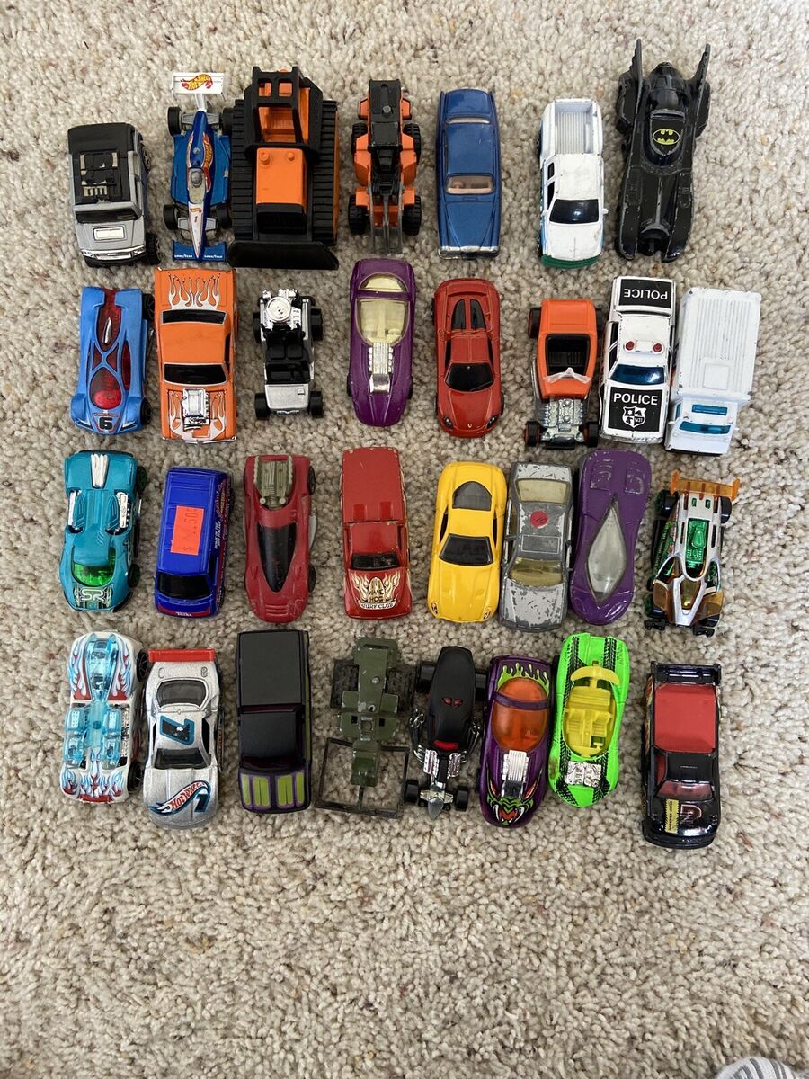 Random Hot Wheels selection - Diecast Garage