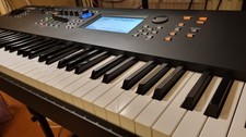 Yamaha MODX 8 Synthesizer, 88 Tasten mit Hamm...