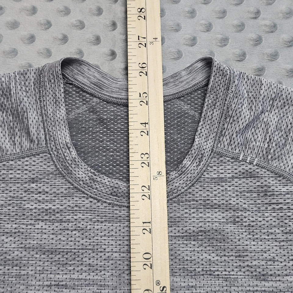 批量 3 件 Lululemon 金属通风技术 T 恤 尺寸 S 圆领 — 第 4/4 张图片