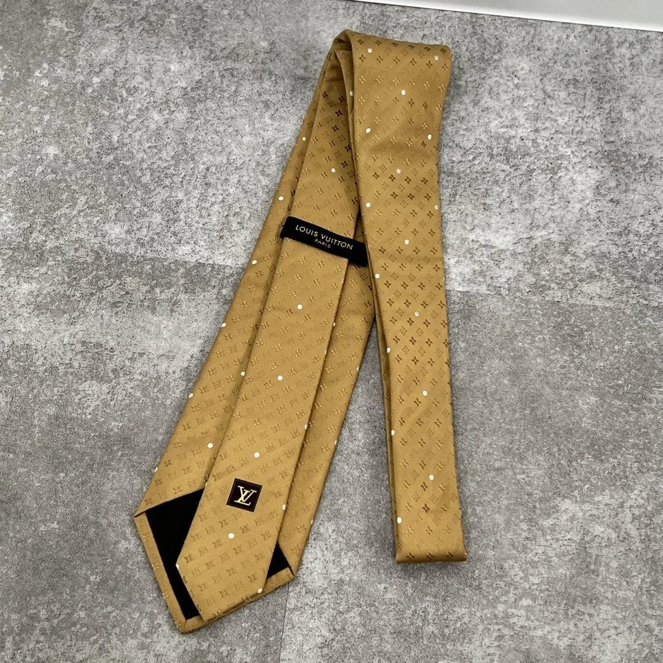 Corbata Louis Vuitton punto dorado seda excelente estado Foto 2 de 4