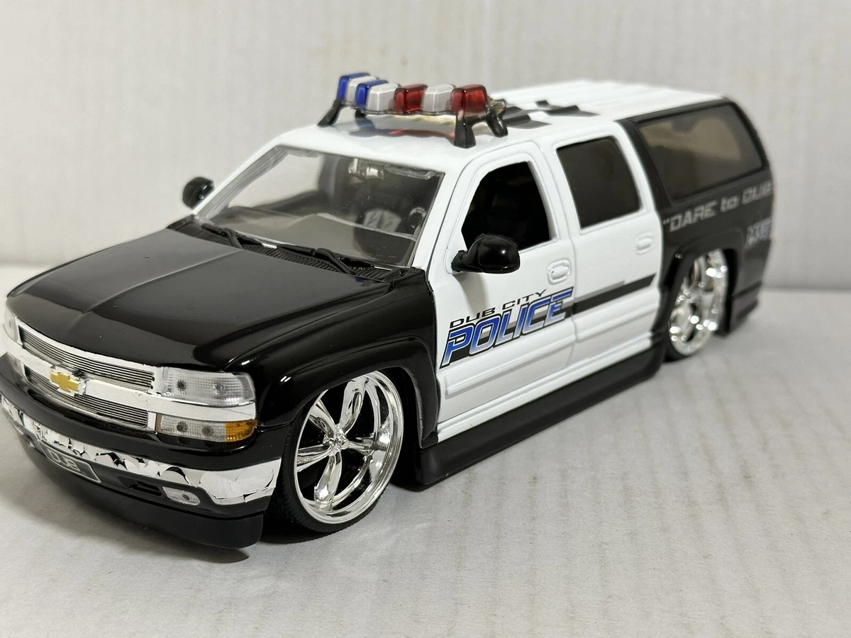 Chevrolet Suburban 1:24 Contemporary Manufacture Diecast Cars