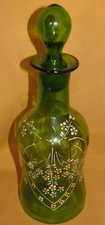 Carafe ancienne en verre soufflé vert à décor floral émaillé
