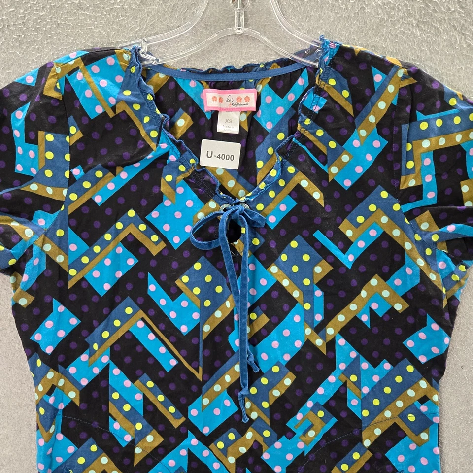 Koi женщин скраб Топ XS синий геометрический бант ожерелье короткий рукав - Изображение 4 из 4