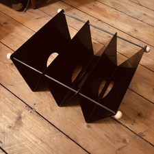 1980's Memphis Milano czarny malowany metalowy stojak na magazynki