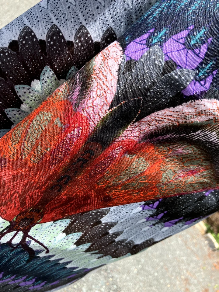 Tela Timorous Beasties - Polilla Campana Roja sobre Azul - Pieza de 1,19 yardas Foto 3 de 4