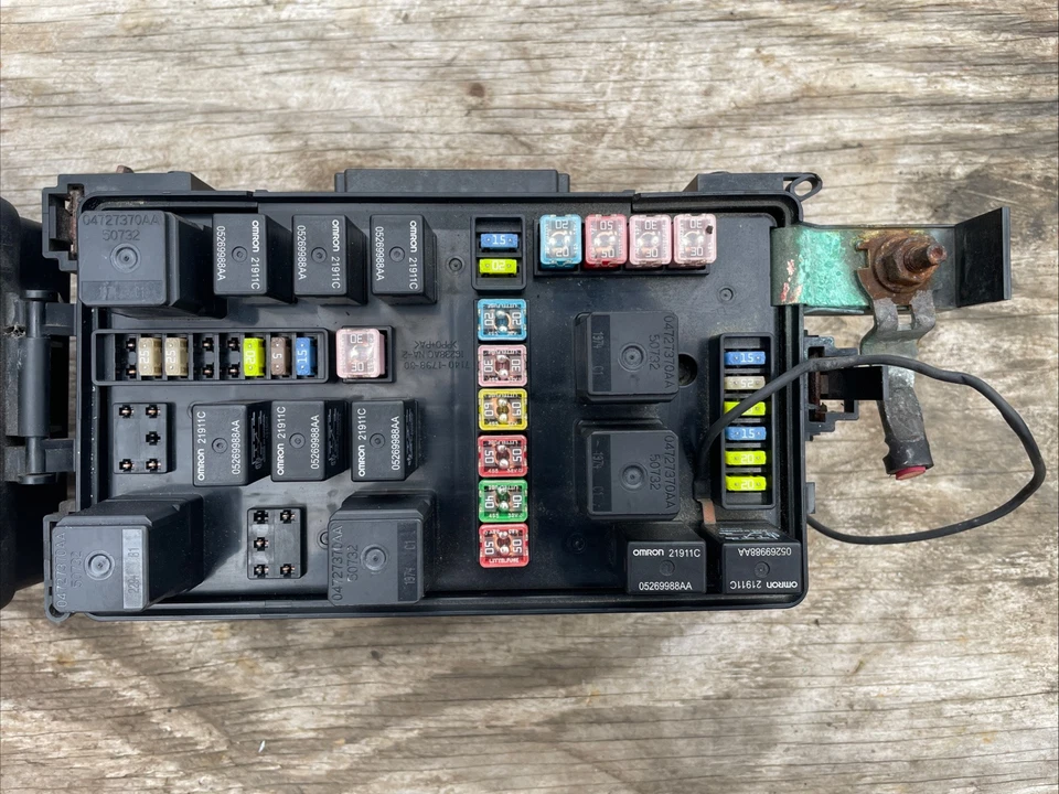 Chrysler 300 Dodge Magnum 2005 motor relé de fusibles caja de conexiones P04692027AB fabricante original Foto 2 de 4