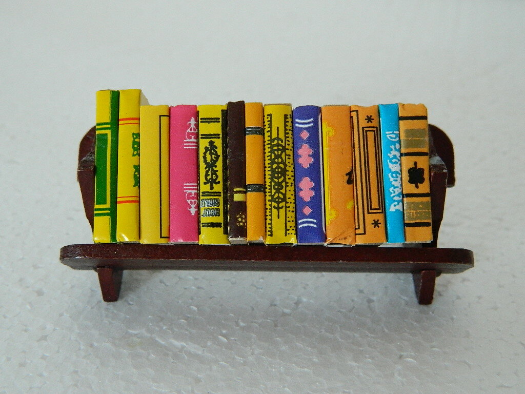 (M7.18) 1/12th scale DOLLS HOUSE BOOK SHELF AND BOOKS