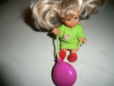 Simba Toys Puppe - Evi Love mit blonden Haaren ca. 11cm angezogen mit Luftballon