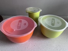 2l Schüssel grün, 3l Schüssel orange  und 1 Rührbecher 1l Rosti mepal magarethe