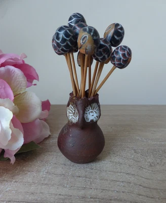 Porte-pics apéritif vintage en poterie – Chouette avec 12 pics en bois peints - Photo 1/4