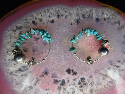 Bellissimi orecchini a cerchio vintage Southwestern tono argento turchese chip 5,00 g - Foto 3 di 7