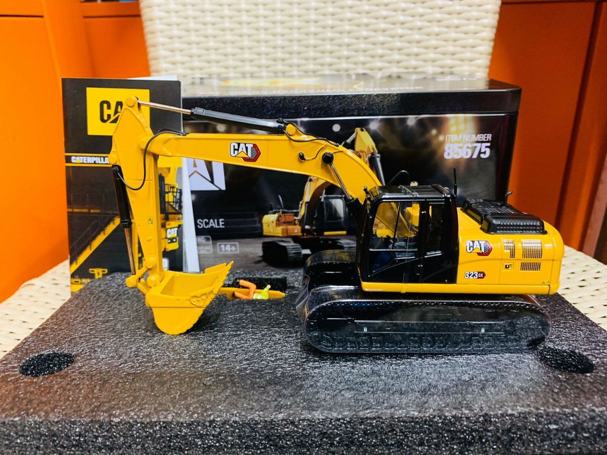 ミニカー CAT 323 Hydraulic Excavator 1:50 1:50 Cat 323 Hydraulic Excavator with 4 new work-tools