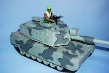 Rare Toy Island 1/18 scale Battery operated TANK Sounds Light Rotating Turret