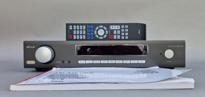 Arcam SA20 Vollverstärker mit Fernbedienung verpackt