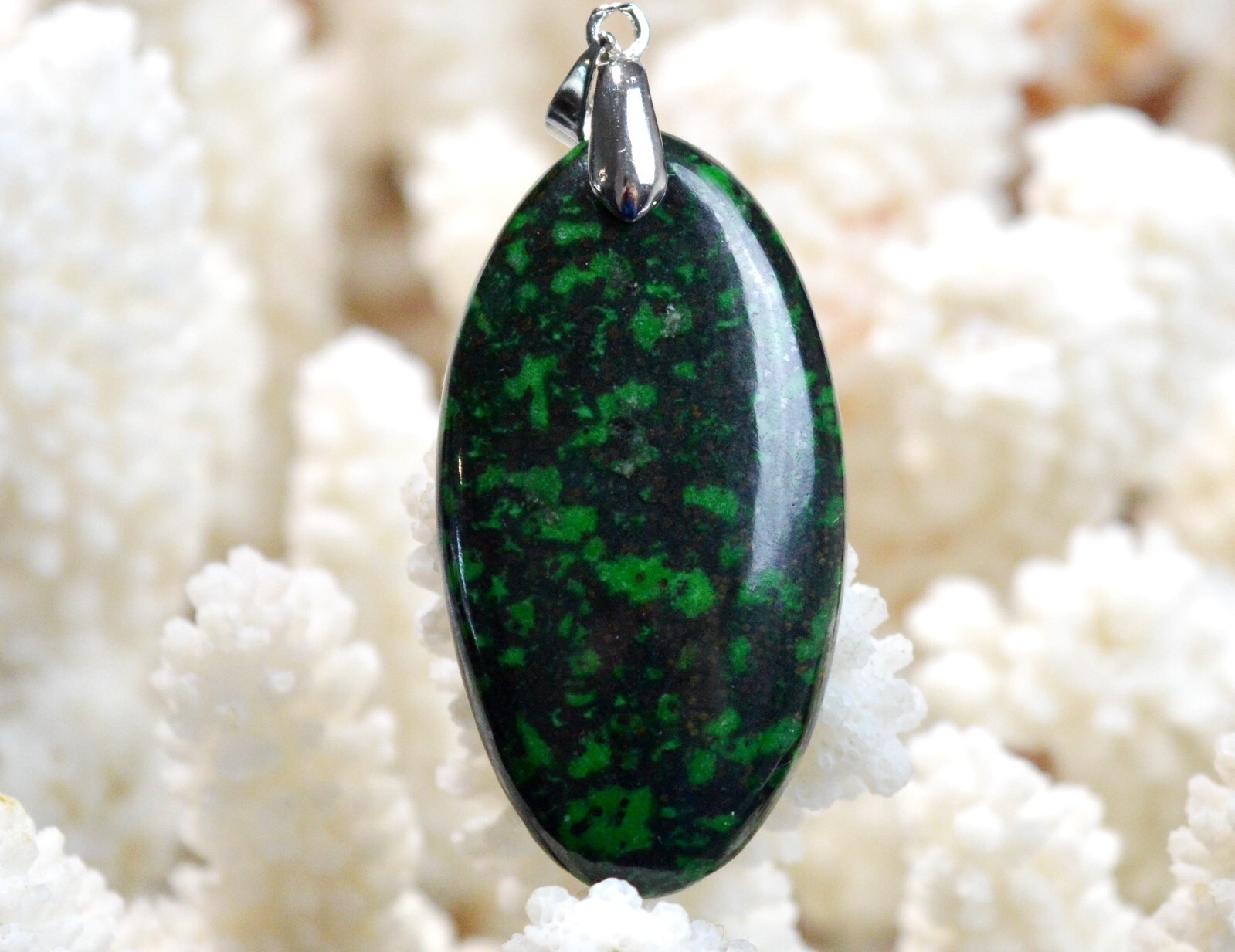 Jade omphacite 56 carats, le pendentif en pierre naturelle idéal au quotidien