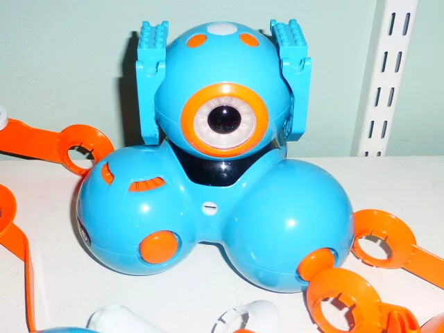 Intro to Coding with the Dash & Dot Robots (made by Wonder Workshop)