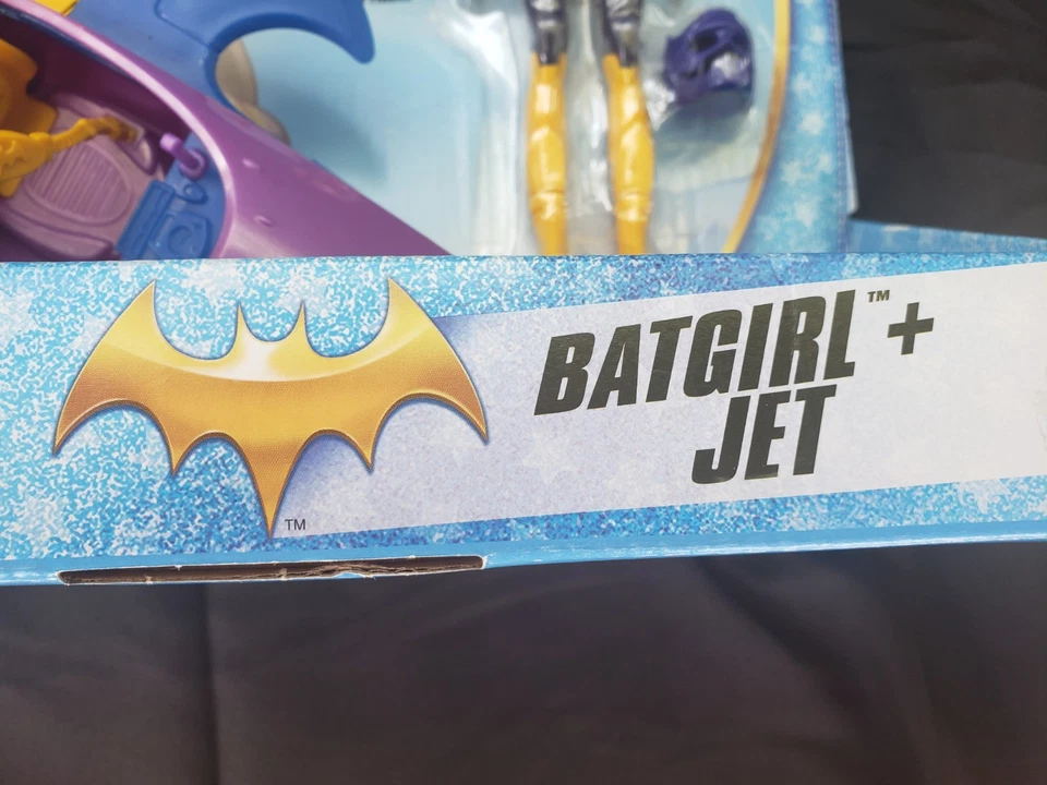Figura de acción sellada DC Super Hero Girls Batgirl con vehículo Batjet Foto 4 de 4