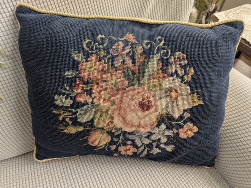 Vintage Cottage Kern Blumenstrauß Nadelspitze Kissen Marine Hintergrund 18" x 14"