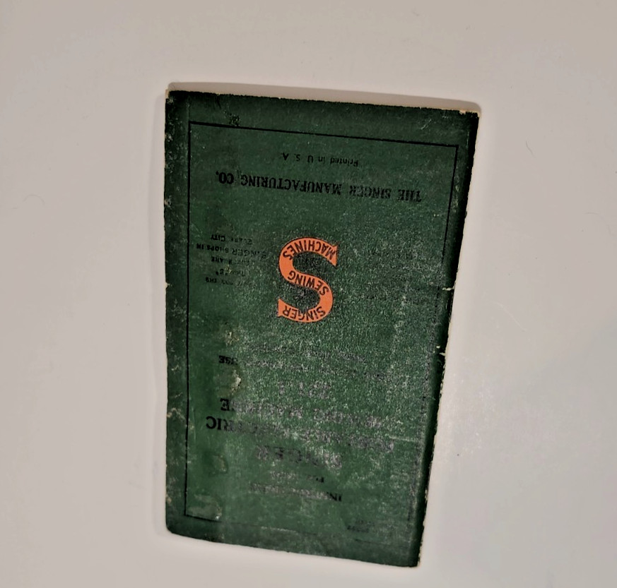 VINTAGE -  1952 - SINGER FEATHERWEIGHT 221 SEWING MACHINE WITH ATTACHMENTS