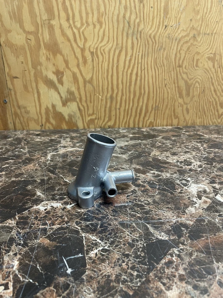 原始设备制造商 70-74 日产 Datsun 240Z 260Z 进水颈部外壳 13049-P0300 — 第 3/4 张图片