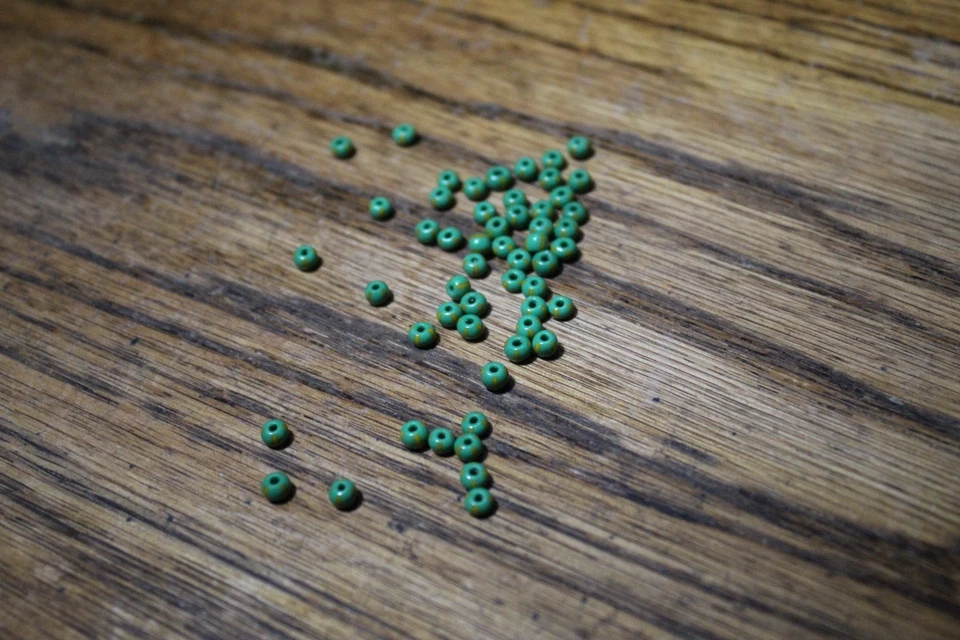 Cuentas de semillas checas verde opacas con rayas amarillas, 49 unidades Foto 3 de 4