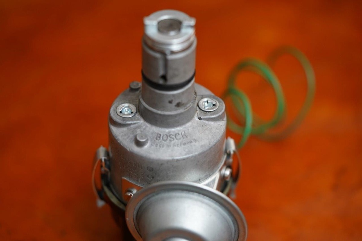 Restored VW German Bosch Distributor SVDA with NOS Vacuum 113 905