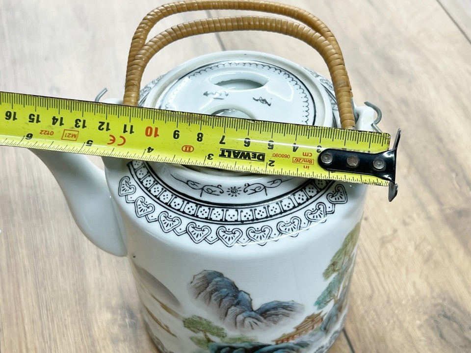 VINTAGE ANTIQUE TEAPOT CHINESE PAINTED PORCELAIN VINTAGE ORIENTAL