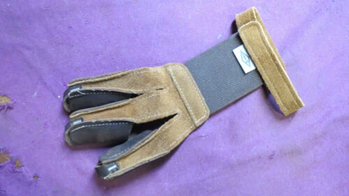 NEET Hombre Marrón dactileras y lengüetas de tiro con arco