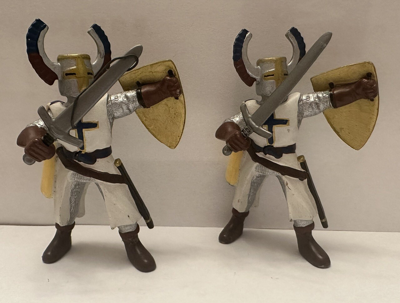 1999 Papo Knight RED & WHITE CRUSADER SOLDIER w/Sword Medieval 3.5" Figures