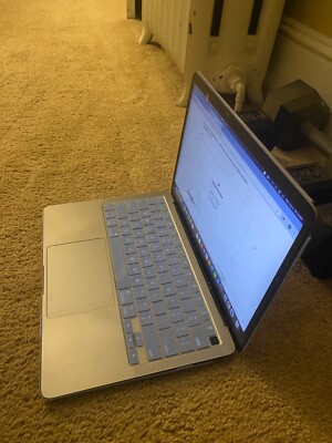 BUNDLE: Apple MacBook Air 13 2020 M1 8-Core CPU 7-Core GPU 8GB 256GB Gray. 
